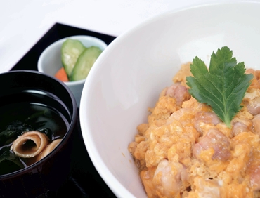 信玄鶏とコク旨ワイン玉子の親子丼