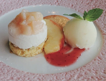 桃のレアチーズケーキ季節のシャーベットとともに