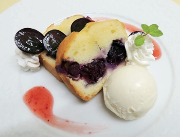 ぶどうのパウンドケーキバニラアイス添え