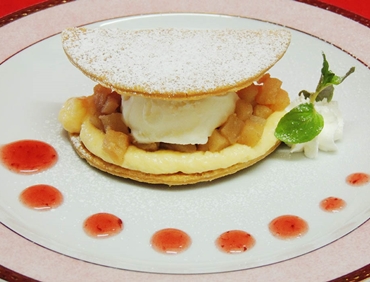 シナモン風味のリンゴとバニラアイスのミルフィーユ