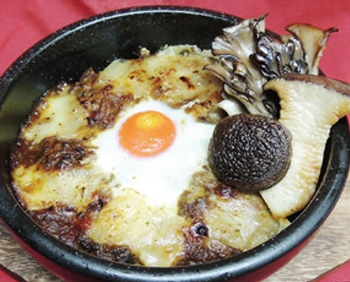 アツアツ焼きチーズカレー 山梨県産きのこ添え