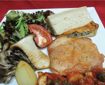 皮はパリっと信玄もも肉のポワレ トマトきのこソース