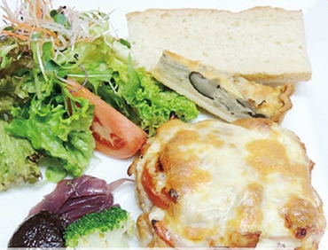 ジューシー信玄鶏のフレッシュトマトとチーズの重ね焼き