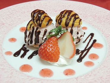 いちごアイスのプロフィトロール