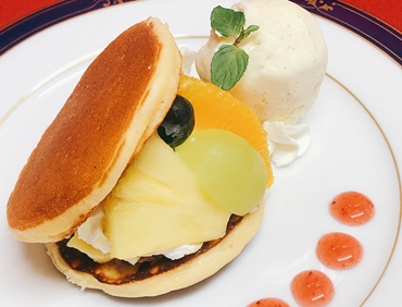 どら焼きフルーツサンド バニラアイス添え