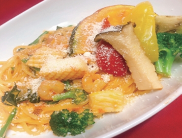 海の幸とほうれん草のトマトクリームパスタ