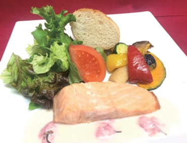 サーモンのポワレ 桜バターソース