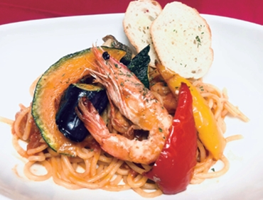 天使の海老と夏野菜のトマトソースパスタ